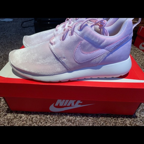 baby pink nike roshe